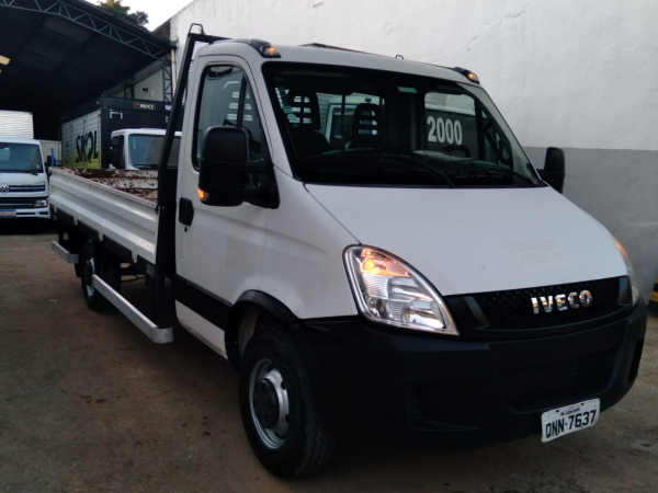 Caminhão IVECO daily 35S14 2018 carroceria metálica com ar condicionado