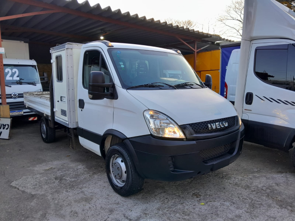 Caminhão IVECO daily 35S14 2018 cabine suplementar carroceria metálica e ar condicionado