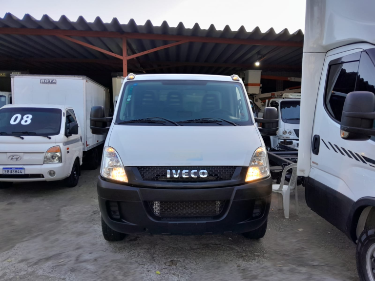 Caminhão IVECO daily 35S14 2018 cabine suplementar carroceria metálica e ar condicionado