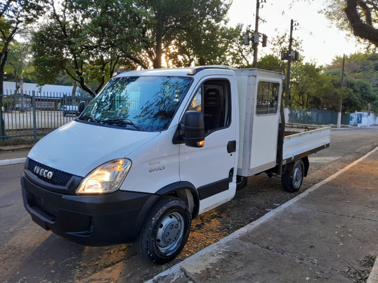 Caminhão IVECO daily 35S14 2018 cabine suplementar carroceria metálica e ar condicionado