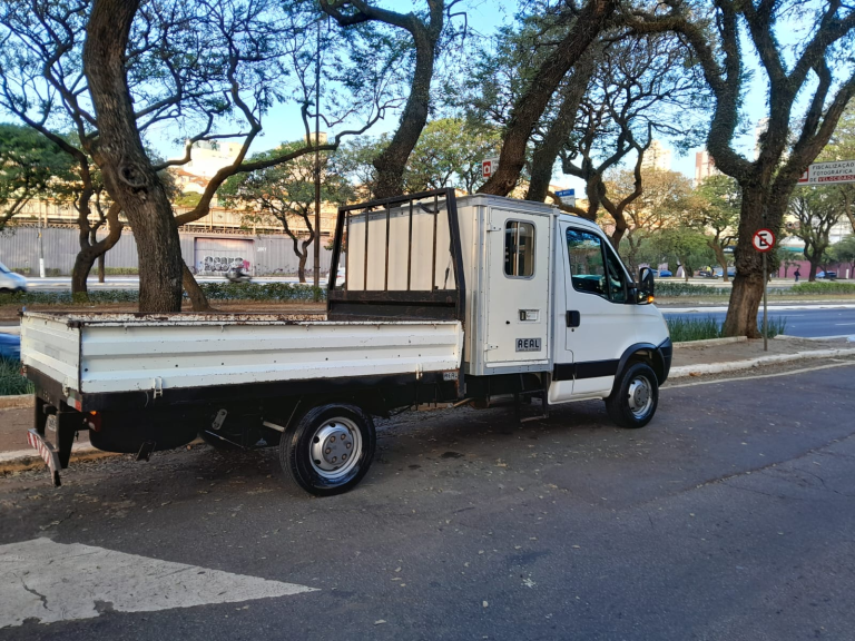 Caminhão IVECO daily 35S14 2018 cabine suplementar carroceria metálica e ar condicionado