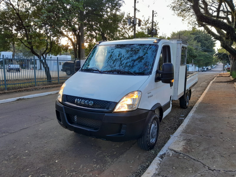 Caminhão IVECO daily 35S14 2018 cabine suplementar carroceria metálica e ar condicionado