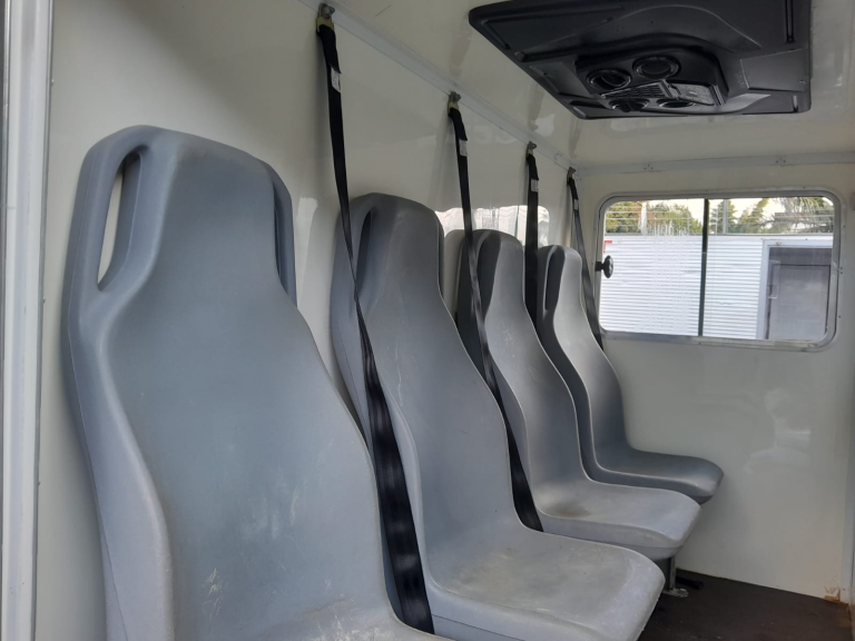 Caminhão IVECO daily 35S14 2018 cabine suplementar carroceria metálica e ar condicionado