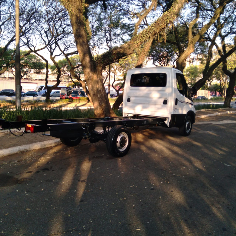 Caminhão iveco daily 35160 2022 completa no chassi