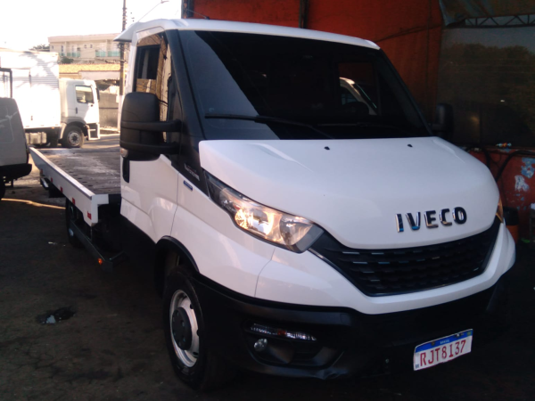 Caminhão IVECO daily 45170 2023 completa plataforma guincho com asa delta