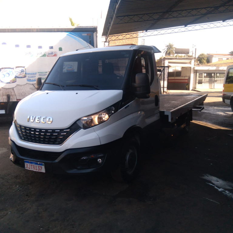 Caminhão IVECO daily 45170 2023 completa plataforma guincho com asa delta