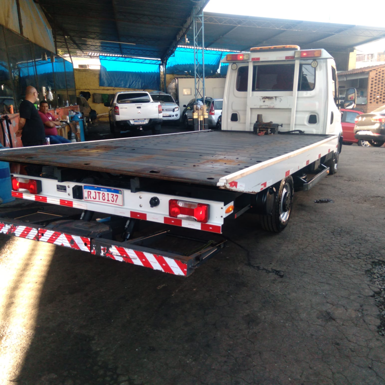 Caminhão IVECO daily 45170 2023 completa plataforma guincho com asa delta