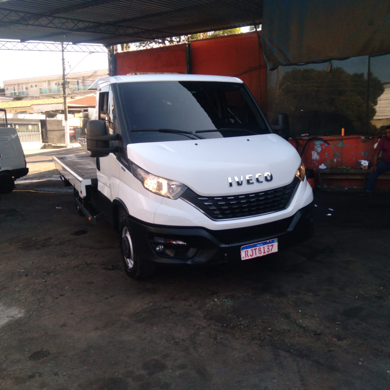 Caminhão IVECO daily 45170 2023 completa plataforma guincho com asa delta