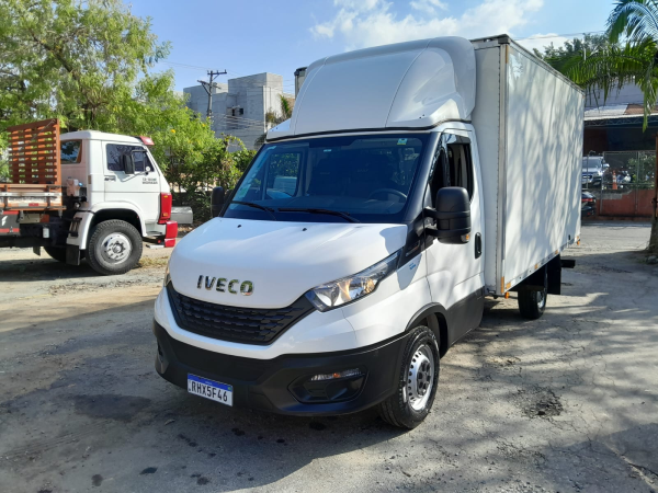 Caminhão IVECO daily 30130 city 2022 completa baú com 37 mil KM