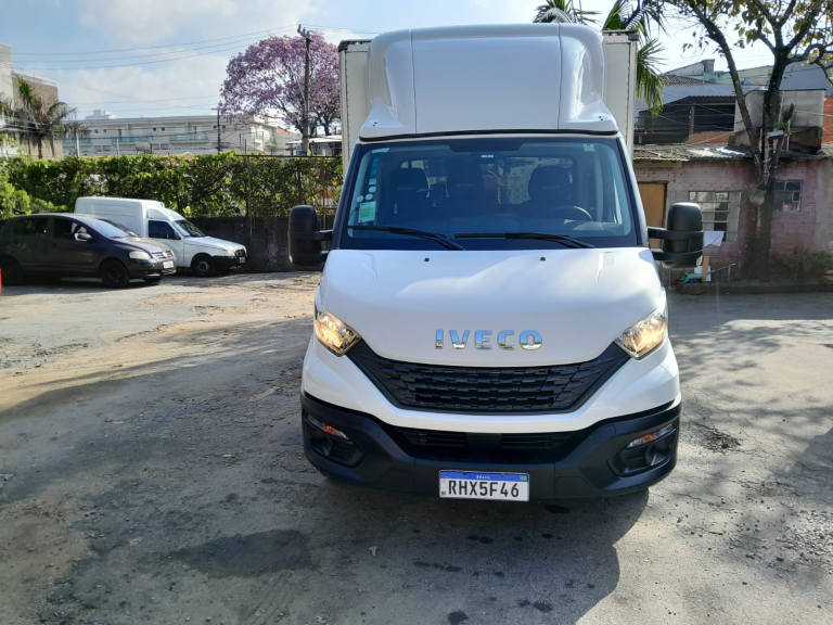 Caminhão IVECO daily 30130 city 2022 completa baú com 37 mil KM