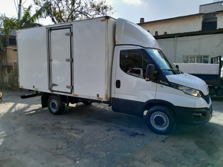 Caminhão IVECO daily 30130 city 2022 completa baú com 37 mil KM