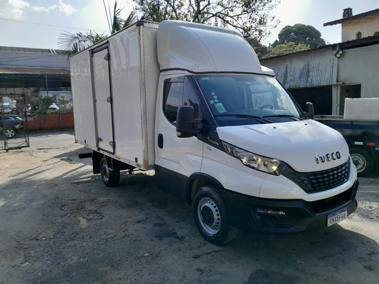 Caminhão IVECO daily 30130 city 2022 completa baú com 37 mil KM