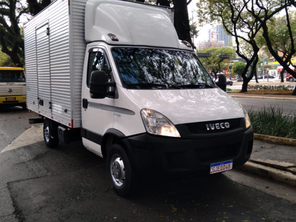 Caminhão IVECO daily 35S14 2018 baú