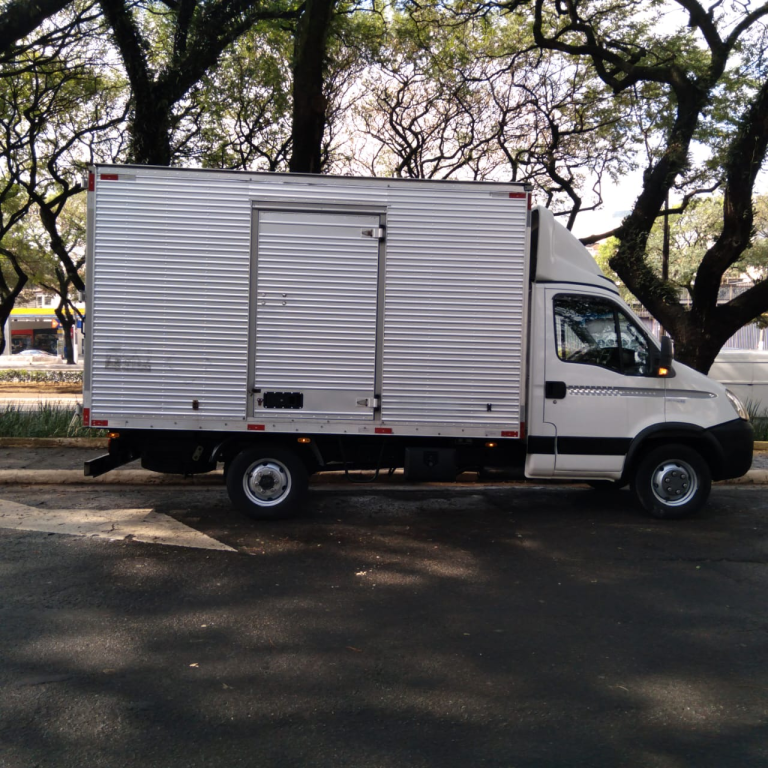 Caminhão IVECO daily 35S14 2018 baú