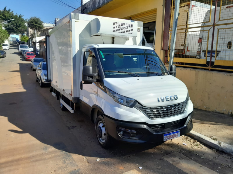 Caminhão IVECO daily 55170 2022 completa com baú refrigerado padrão aurora