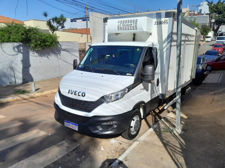 Caminhão IVECO daily 55170 2022 completa com baú refrigerado padrão aurora