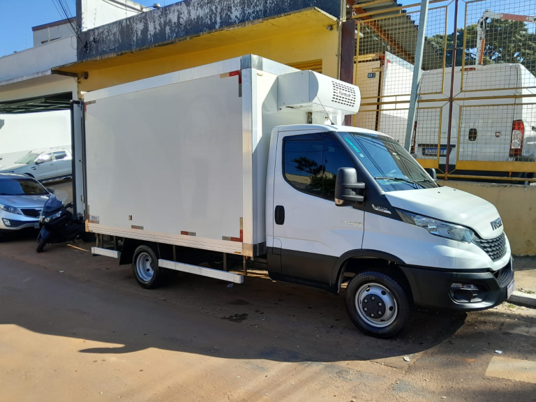 Caminhão IVECO daily 55170 2022 completa com baú refrigerado padrão aurora