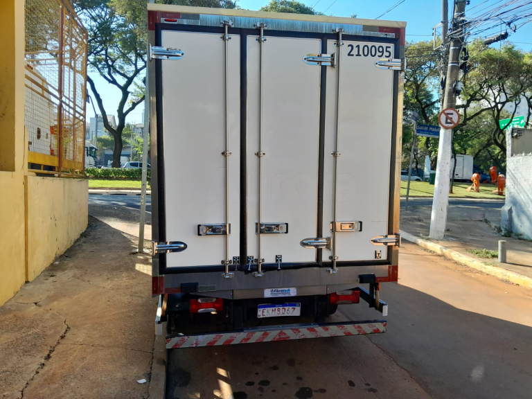 Caminhão IVECO daily 55170 2022 completa com baú refrigerado padrão aurora