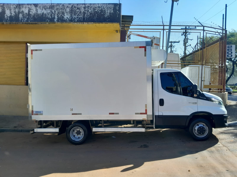 Caminhão IVECO daily 55170 2022 completa com baú refrigerado padrão aurora