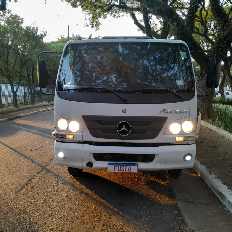 Caminhão MERCEDES-BEMZ accelo 815 2012