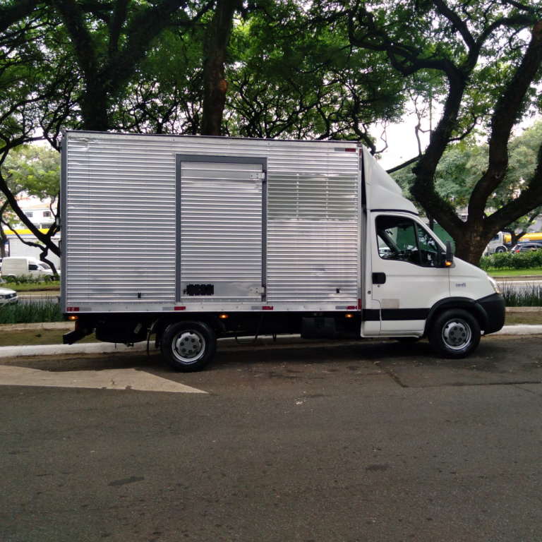 Caminhão IVECO daily 35s14 2018 baú