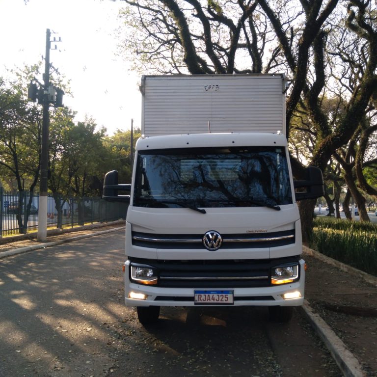 Caminhão VOLKSWAGEN 11180 delivery 2022 com baú de 6,5mts por por 2,70mts de altura