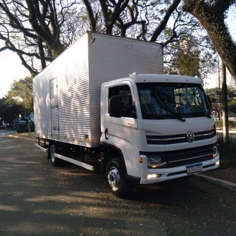 Caminhão VOLKSWAGEN 11180 delivery 2022 com baú de 6,5mts por por 2,70mts de altura