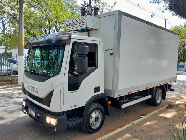 Caminhão Iveco tector 11.190 2022 baú