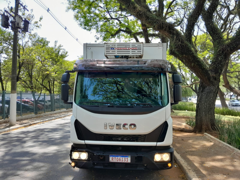 Caminhão Iveco tector 11.190 2022 baú