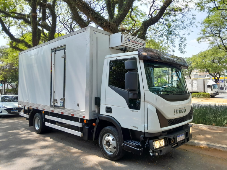 Caminhão Iveco tector 11.190 2022 baú