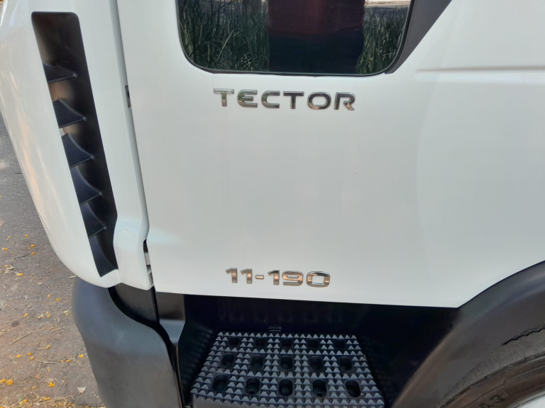 Caminhão Iveco tector 11.190 2022 baú