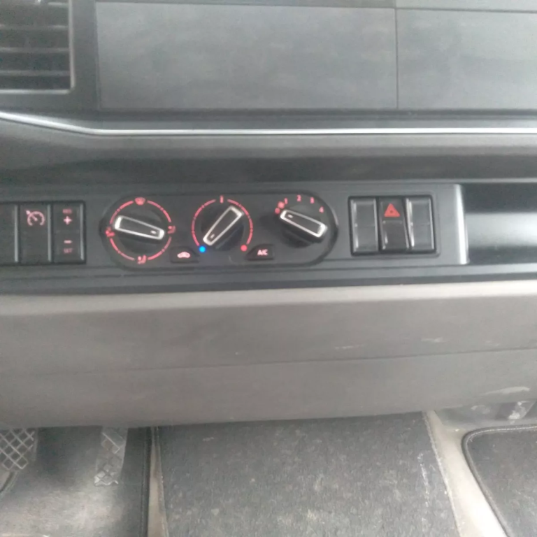 Caminhão volkswagen Delivery Express + 2022 Carroceria