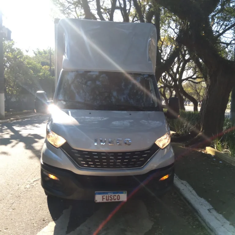 Caminhão Iveco Daily 35150 2021 Prata Baú Grande