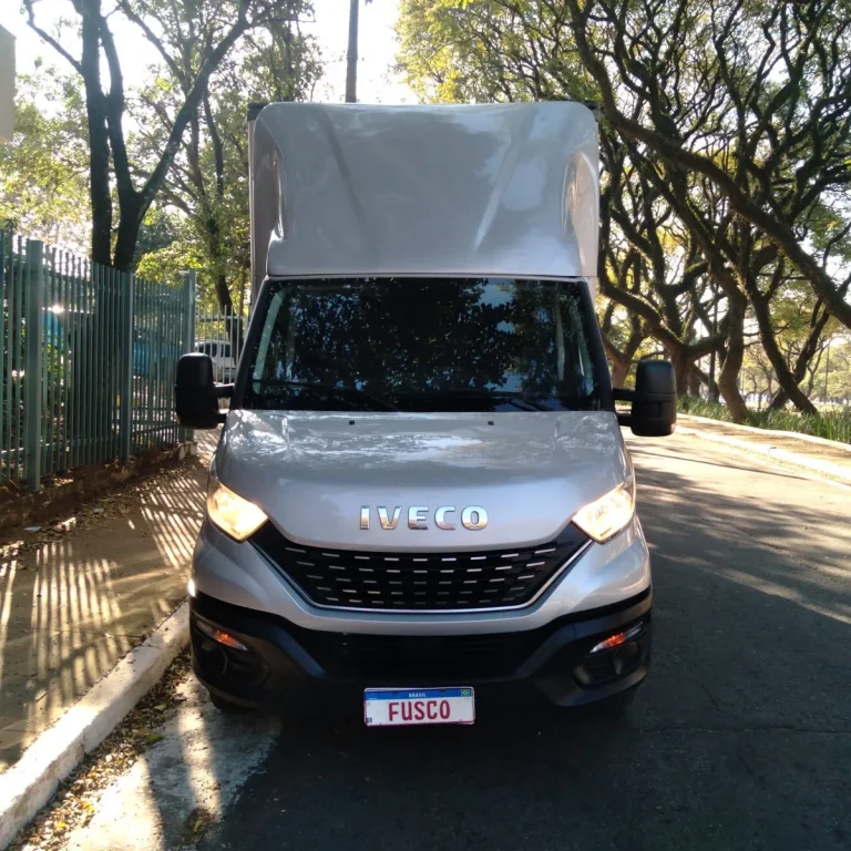 Caminhão Iveco Daily 35150 2021 Prata Baú Grande