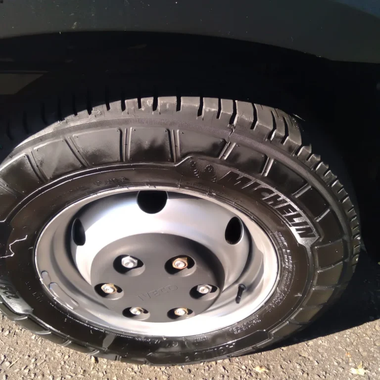 Caminhão Iveco Daily 35150 2021 Prata Baú Grande