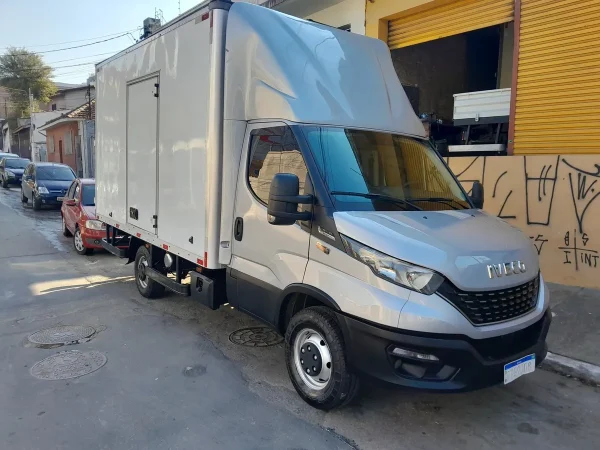 Caminhão Iveco Daily 35150 2021 Prata Baú Grande