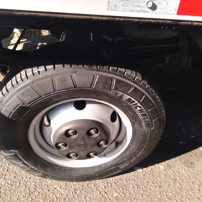 Caminhão Iveco Daily 35150 2021 Prata Baú Grande