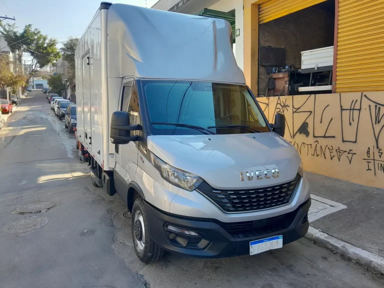 Caminhão Iveco Daily 35150 2021 Prata Baú Grande