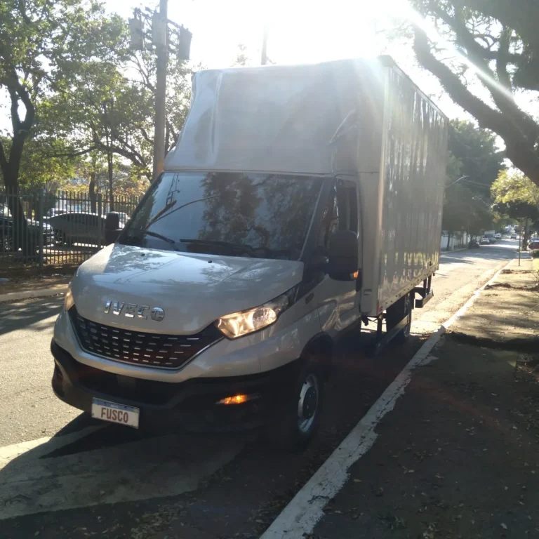 Caminhão Iveco Daily 35150 2021 Prata Baú Grande