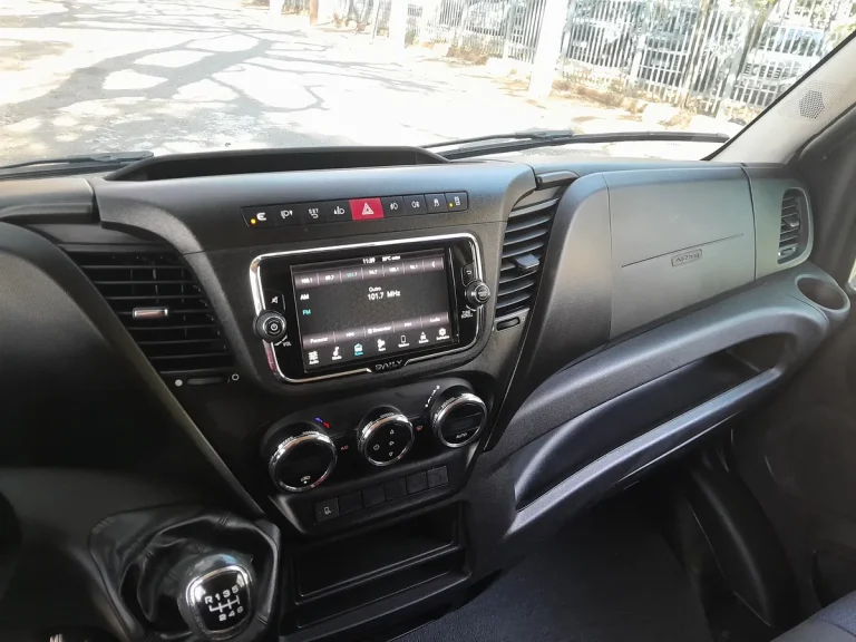 Caminhão Iveco Daily 35150 2021 Prata Baú Grande