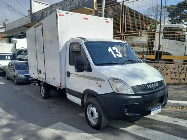 Caminhão Iveco Daily 35s14 2013 Baú Alumínio