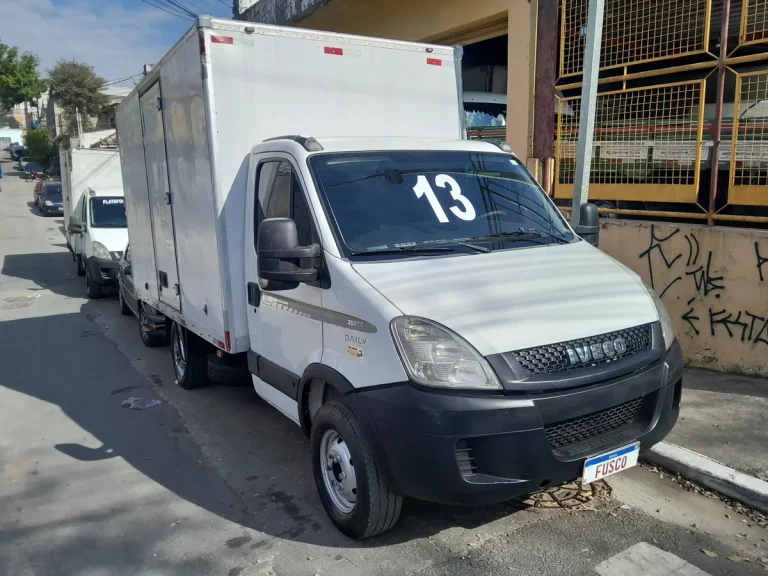 Caminhão Iveco Daily 35s14 2013 Baú Alumínio
