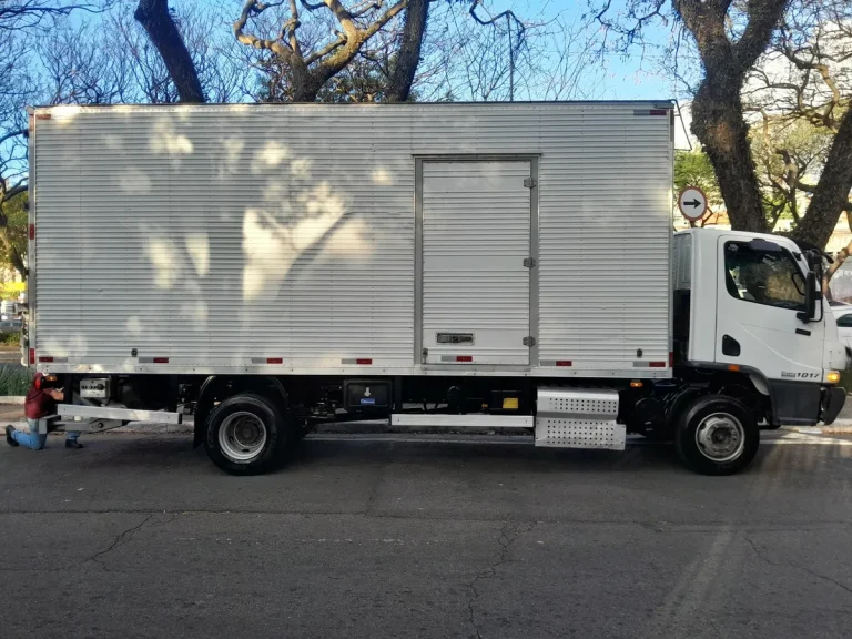 Caminhão Mercedes Benz Accelo 1017 Ano 2023 Baú plataforma
