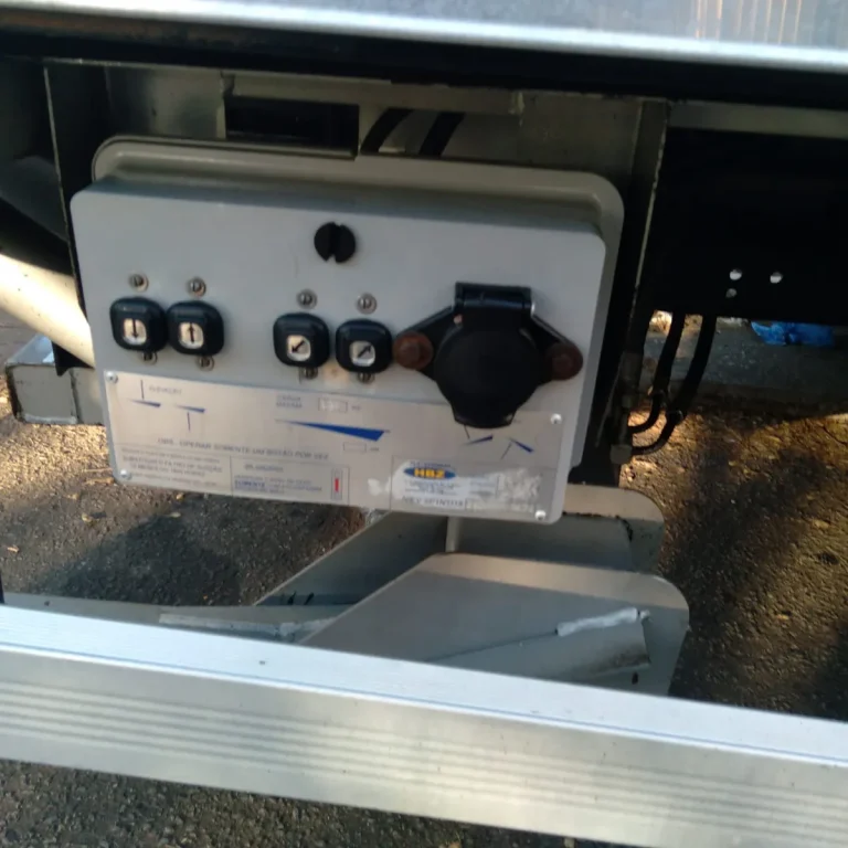 Caminhão Mercedes Benz Accelo 1017 Ano 2023 Baú plataforma