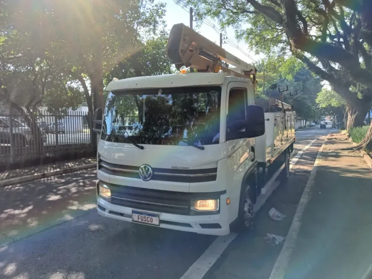 Caminhão Volkswagen Delivery 6170 2023 Com Cesto Aéreo