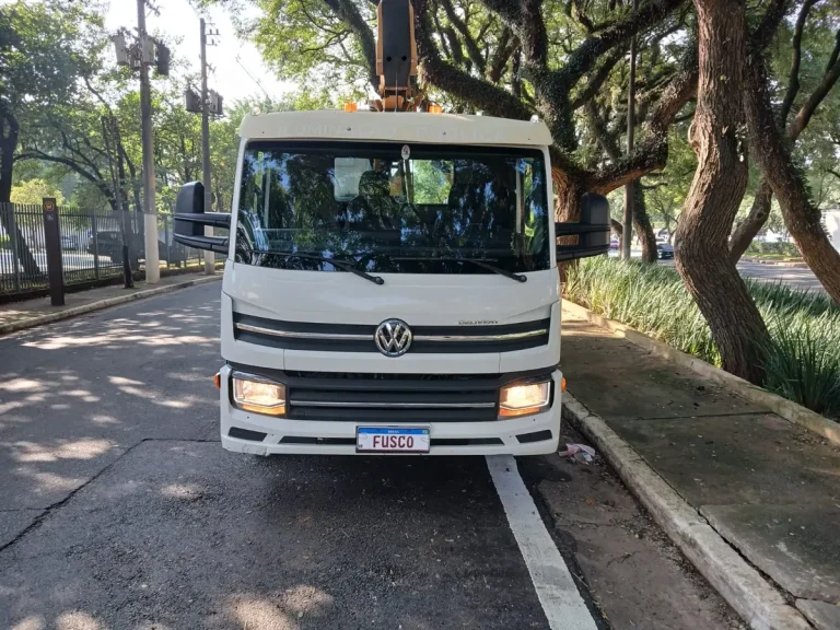 Caminhão Volkswagen Delivery 6170 2023 Com Cesto Aéreo