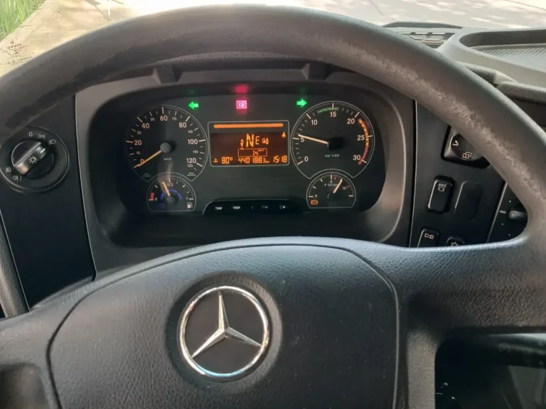 Caminhão Mercedes-benz Axor 1933 2014 Leito