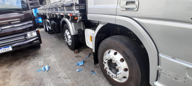 Caminhão Mercedes-Benz atego 3030 bitruck 2018 carroceria madeira