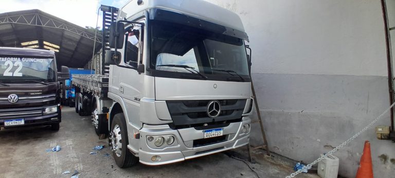 Caminhão Mercedes-Benz atego 3030 bitruck 2018 carroceria madeira