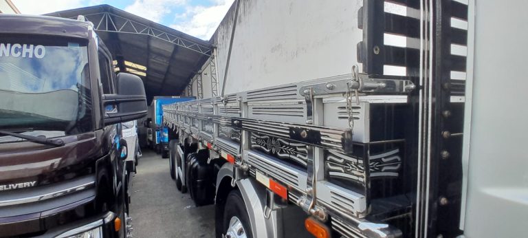 Caminhão Mercedes-Benz atego 3030 bitruck 2018 carroceria madeira